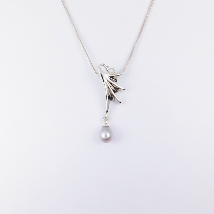 flutterby_small_pendant_with_grey_pearl_crop