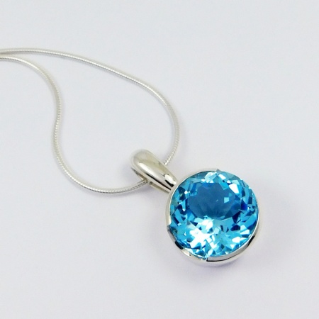round_silver_cocktail_pendant_with_swiss_blue_topaz_crop